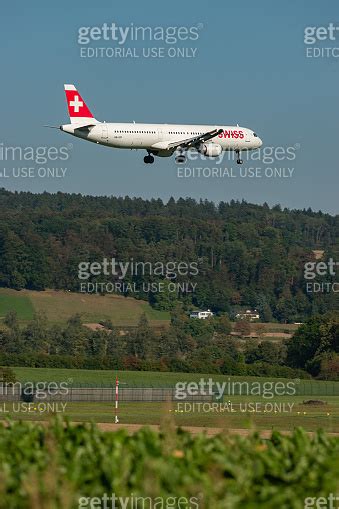 HB IOF Swiss Airbus A321 111 jet in Zurich in Switzerland 이미지