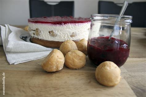 Rote Gr Tze Torte Mit Windbeuteln Ein Schmuckst Ck