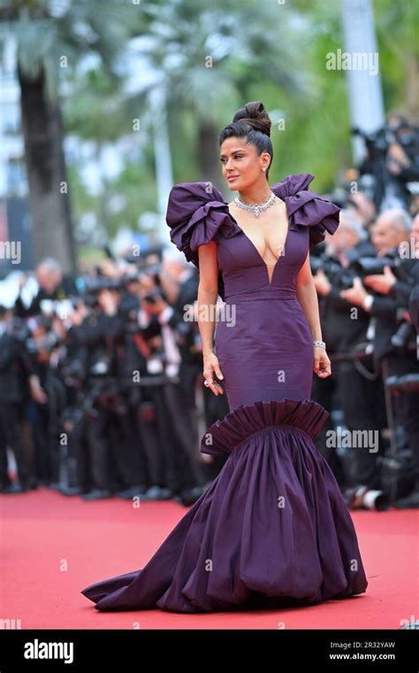 Cannes France 20th Mai 2023 Salma Hayek Assiste Au Tapis Rouge Les