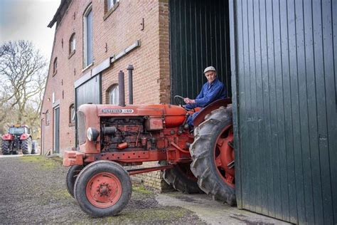 Akkerbouwer Blijft Trouw Aan Zijn Mechanische Trekkers Trekker