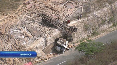 Carreta Carregada De Madeira Tomba Na Descida Da Serra Das Russas Na