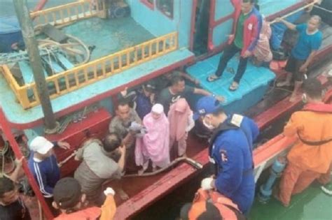 Puluhan Penumpang Kapal Nelayan Berhasil Dievakuasi Tim Sar Dari Tengah