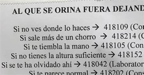 En el baño de un hospital Al que se orina fuera dejándolo todo sucio