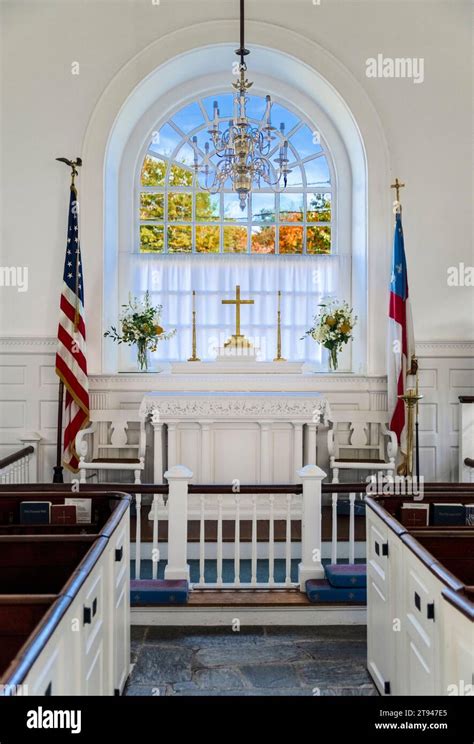 Historic St David's Episcopal Church interior Stock Photo - Alamy