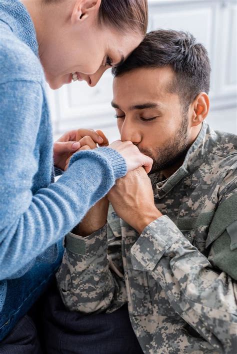 Homem Na M O De Beijo Uniforme Militar Imagem De Stock Imagem De