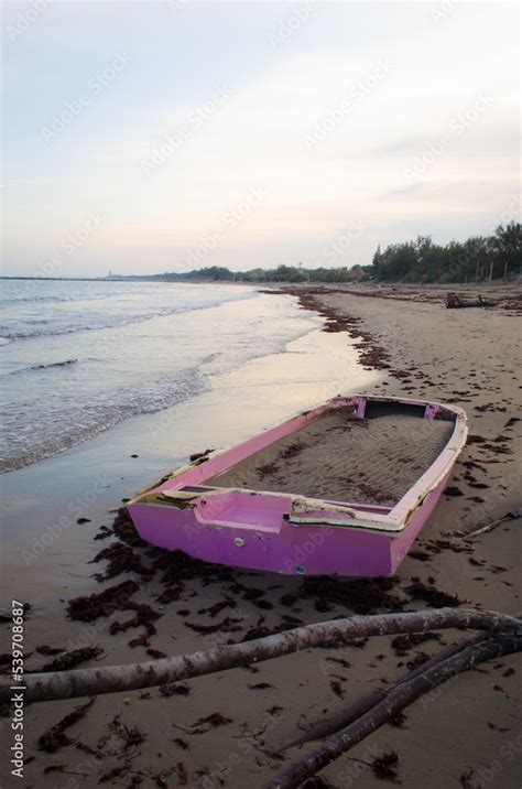 Una Vecchia Barca Rosa Abbandonata Sulla Spiaggia Sepolta Parzialmente