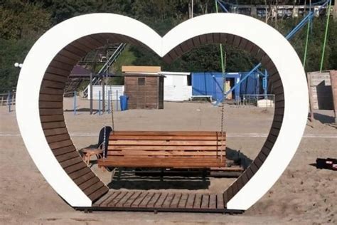 На пляже в Янтарном установили большие качели в виде сердца (фото ...