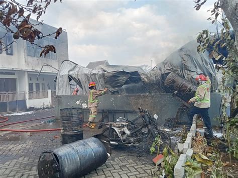 Gudang Drum Tiner Oli Dan Minyak Di Singosari Terbakar Malang Posco