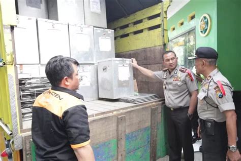 Polisi Kawal Pendistribusian Logistik Pilgub Jatim Jawa Pos