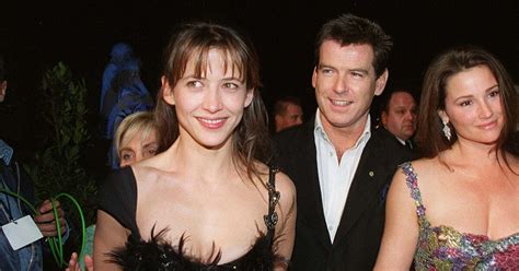 Pierce Brosnan Le Monde Ne Suffit Pas Sous Le Charme Total De Sophie