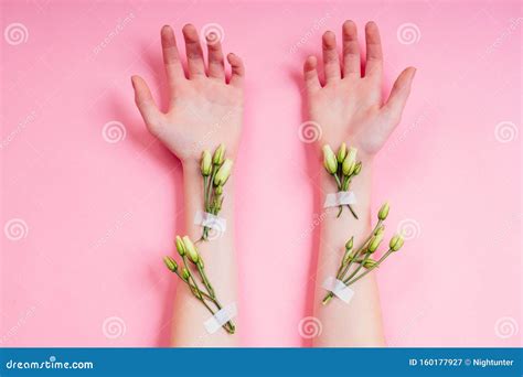 Nude Mest Natuurlijke Versheid En Handen Van Jonge Meisjes Hand Cosmetische Producten Met Witte