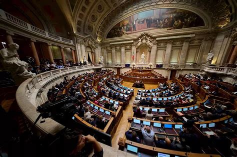 Vitória da direita 25 de Novembro vai ter sessão solene no