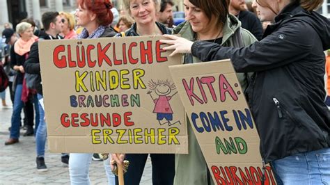 Aktionstag in Brandenburg Eltern und Erzieher protestieren für bessere