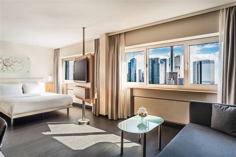 Hotel Rooms + Suites in Frankfurt: Le Méridien Hotel - Skyline view ...