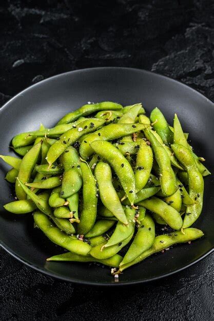 Feij O De Soja Edamame Cozido Sal Marinho Em Um Prato Fundo Preto