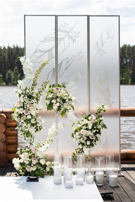 Foto Vertical De La Ceremonia De Boda Con Pantallas Transparentes