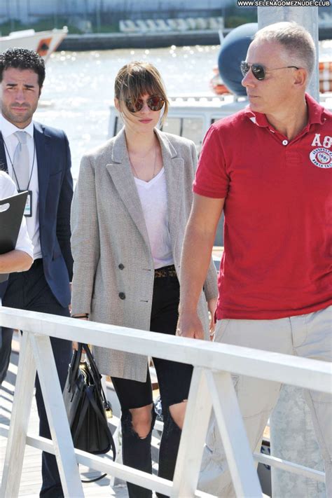 Dakota Johnson No Source Beautiful Paparazzi Celebrity Posing Hot Nude Celebrities Mobile