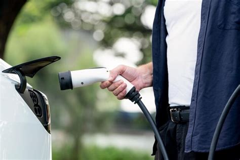 Un Homme Recharge La Batterie De Sa Voiture Lectrique Pendant Un