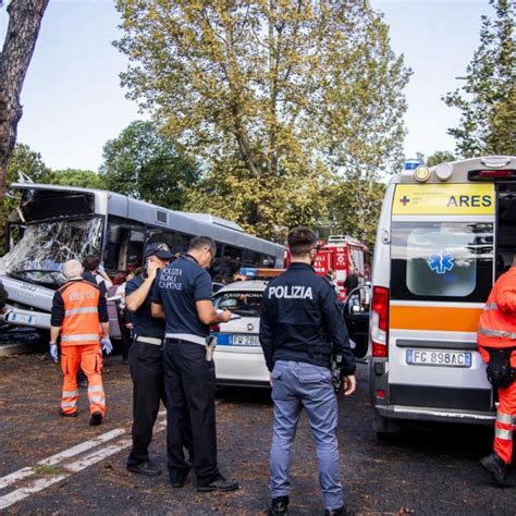 Jutarnji list Autobus pun turista udario u zaštitnu ogradu jedna