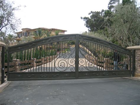 Lomonaco's Iron Concepts & Home Decor: Ornamental Driveway Gates