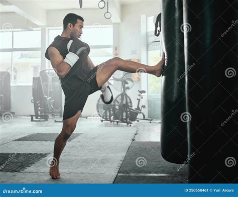 Entrenamiento De Kickboxer Masculino Con Una Bolsa De Punteo En El