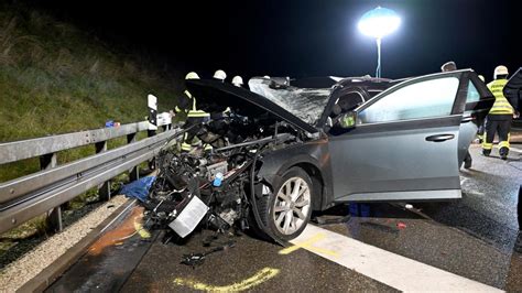 Unfall auf A8 bei Merklingen 19 jährige Beifahrer stirbt