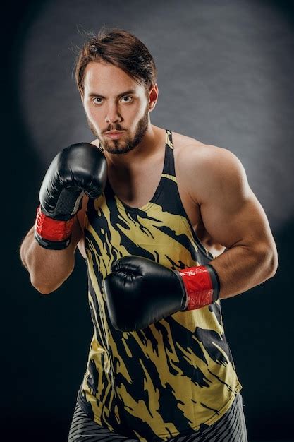 Un Hombre Con Guantes De Boxeo Un Hombre Boxeando Sobre Un Fondo Negro