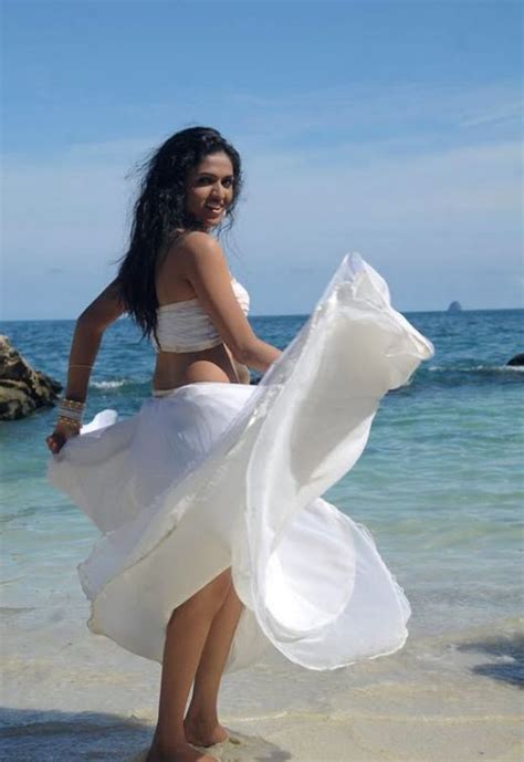 SEXY ACTRESS SUNAINA HOT STILLS