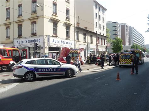 Faits Divers Lyon Un Bless Grave Dans Une Collision Entre Un