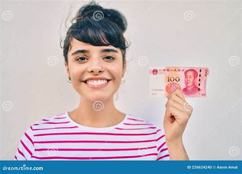 Joven Hispana Sonriendo Feliz Sosteniendo Billetes De Yuan Chino