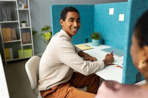 Smiley Mann Der Seitenansicht Bei Der Arbeit Kostenlose Foto