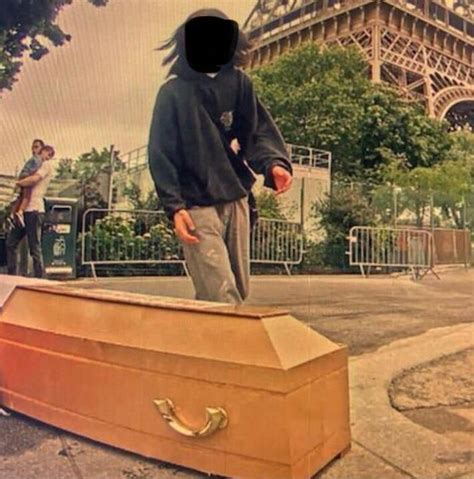 Cercueils devant la tour Eiffel la piste d une ingérence étrangère