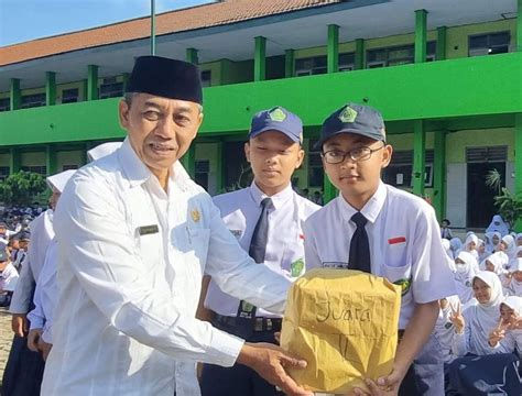 Penyerahan Hadiah Pada Pemenang Lomba Dalam Rangka Memeriahkan Hari