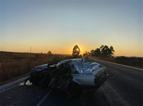 Motorista morre após acidente entre carro e carreta na BR 251 em Salinas