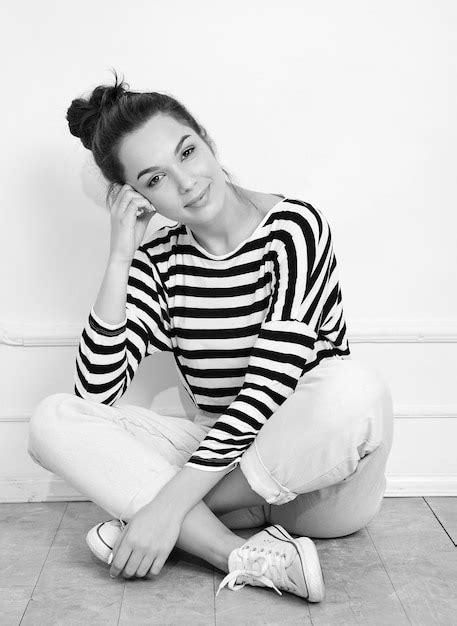 Portrait De Modèle De Jeune Fille Belle Jeune Femme Brune Avec Du Maquillage Nude Dans Des