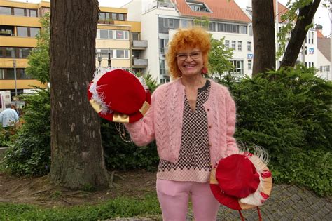 Neue Hüte für den Spielmannszug beim Heimatfest in Laupheim