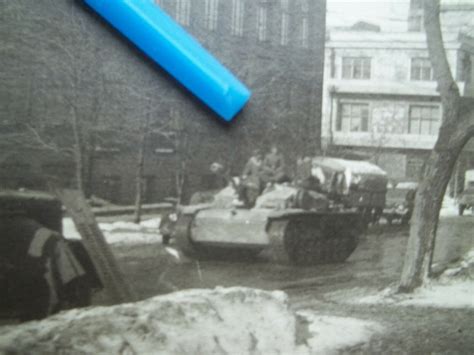 Foto Stalino Sturmgeschütz STUG Langrohr belebte Straßenszene