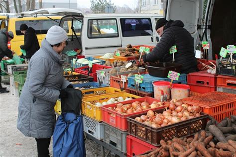 Piątek na targowisku w Koszalinie Zobacz co można znaleźć na stoiskach