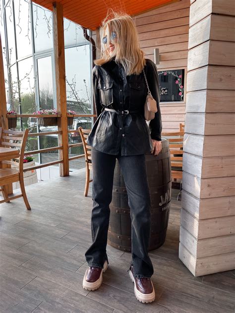 Джинсы с разрезами и кожаная рубашка | Хипстерские наряды, Одежда, Наряды