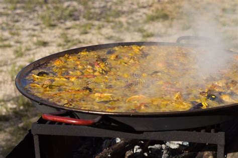 Cocinando El De La Paella Del Plato Espa Ol T Pico En El Bosque