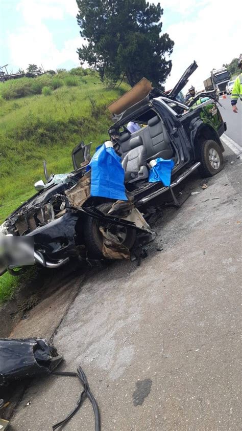 Motorista fica preso nas ferragens após bater em traseira de Caminhão