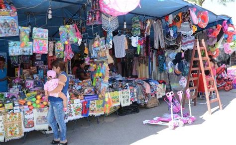 El municipio capitalino habilitó dos ferias de juguetes y productos