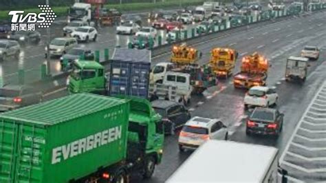 快訊／國1五股段4車追撞！聯結車「折甘蔗」卡路中車流回堵3公里 鏡週刊 Mirror Media