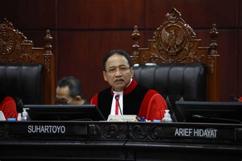 Ketua Mk Tegur Peserta Sidang Yang Main Hp Di Ruang Sidang Kumparan