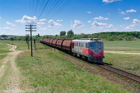 60 1317 ist mit einem leeren Getreidezug bei Curtuișeni in Flickr