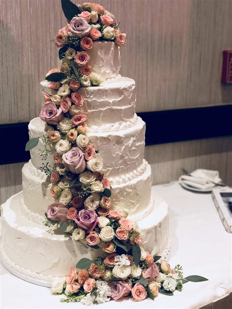 Wedding Cake Flowers in Rancho Cucamonga, CA | Tommy Austin Florist