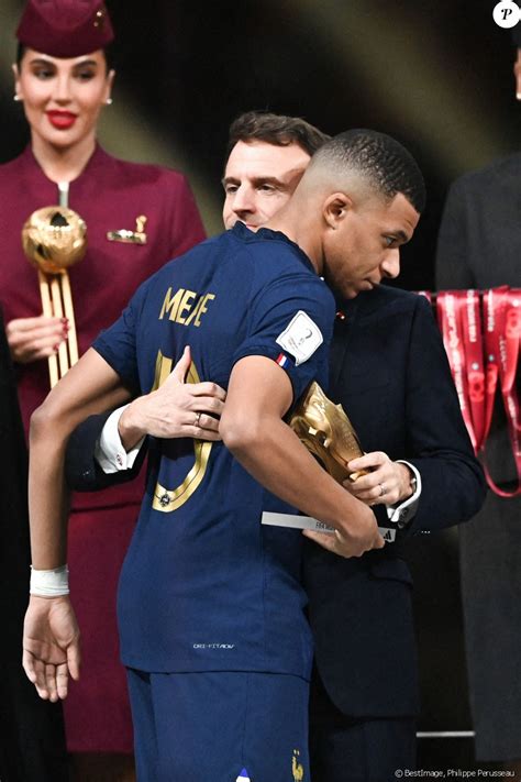 Kylian Mbappé Meilleur Buteur De La Coupe Du Monde 2022 Le Président Emmanuel Macron Remise