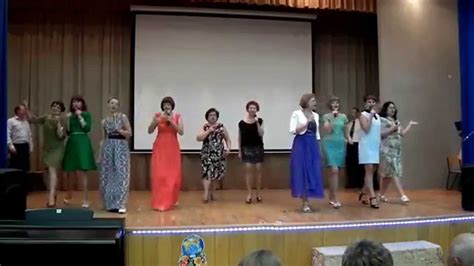 Самое крутое поздравление. Родители на выпускном в школе. Танец и песня ...