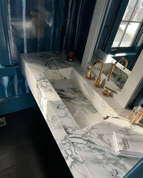 Calacatta White Arabescato Corchia White Integrated Marble Bathroom