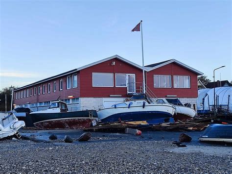 Cirka 28 både ligger under vandet i Rødvig Havn efter stormfloden nu